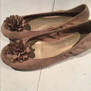 American Eagle 8 1/2 Tan Faux Suede Shoes Ballet